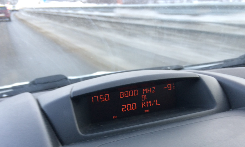 Бортовой компьютер вместо моментального расхода топлива показывает ...