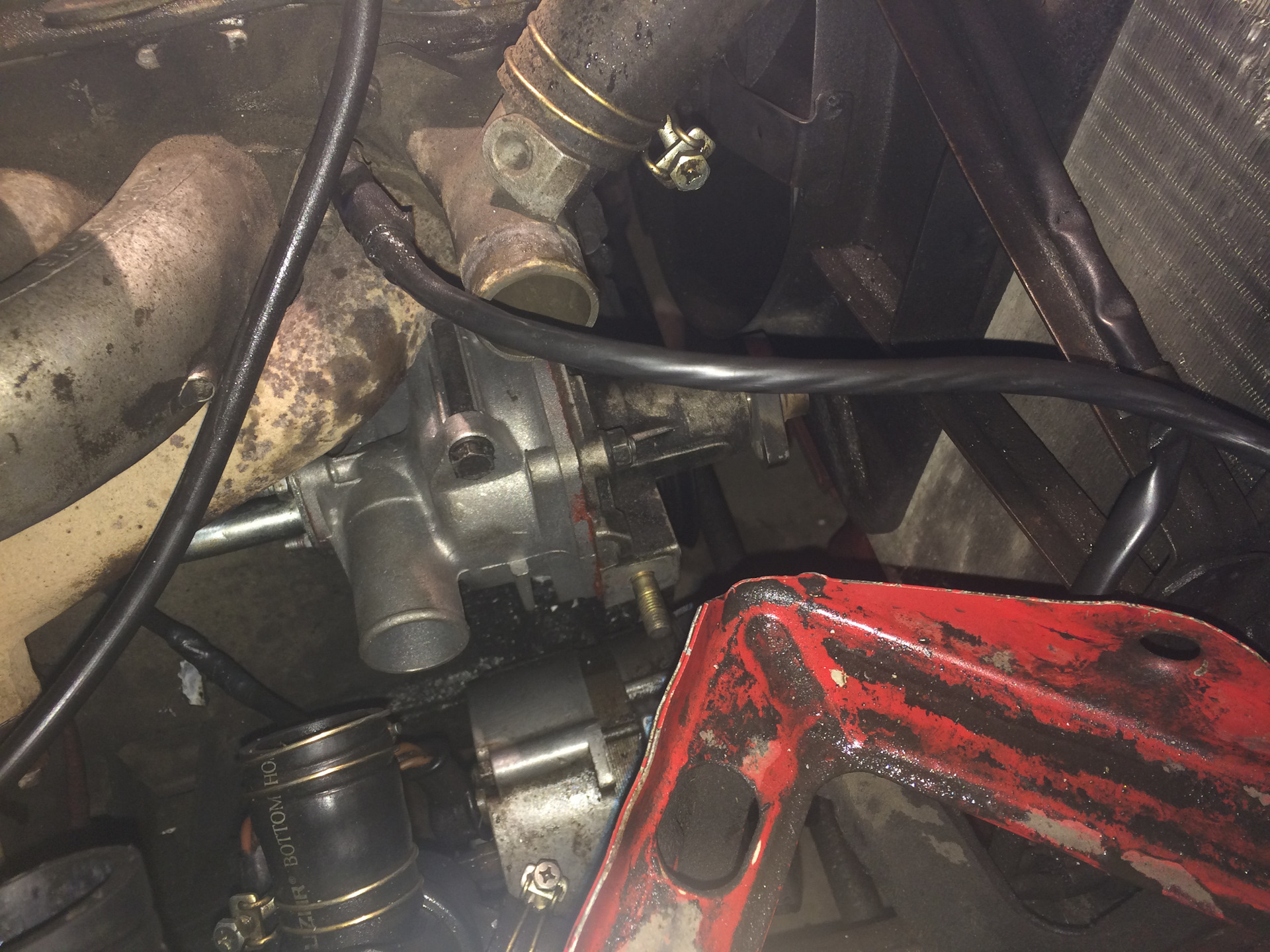 Двигатель ваз 2106 крепление помпы. Двигатель ваз 2106 помпа. Порванный ремень насоса ож 1,8-2,0. Замена помпы 2106. Шпильки на помпу ваз 2106.