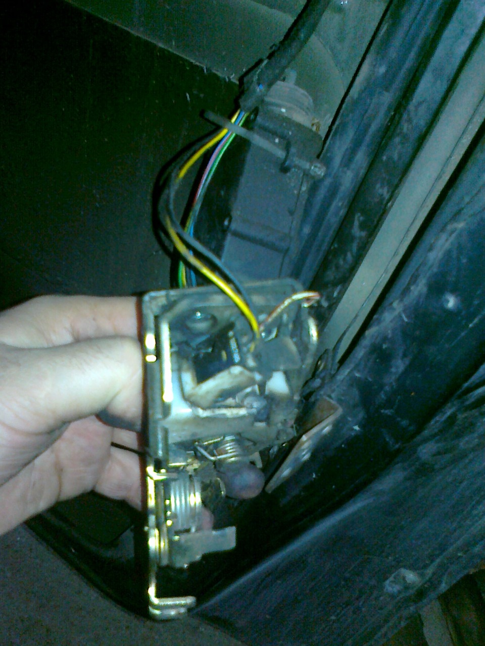 Замена соленоида правой передней двери — Mercedes-Benz V-Class (W638 ...