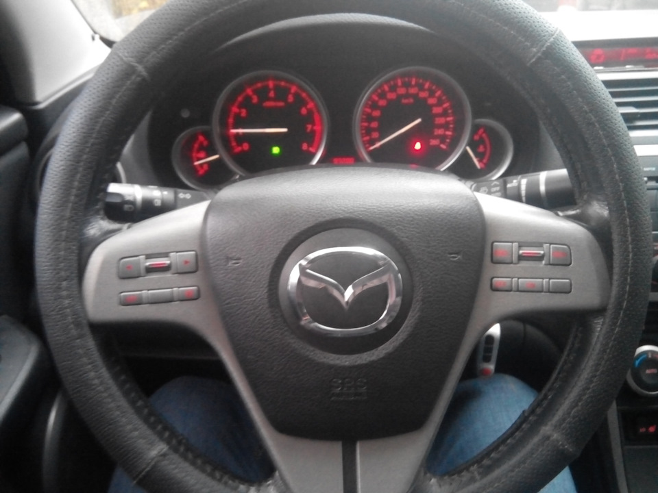 Замена руля мазда. Mazda 3 bk оплетка. Перешив руля мазда 6. Мазда 3 2014 руль. Обшивка руля мазда 6.