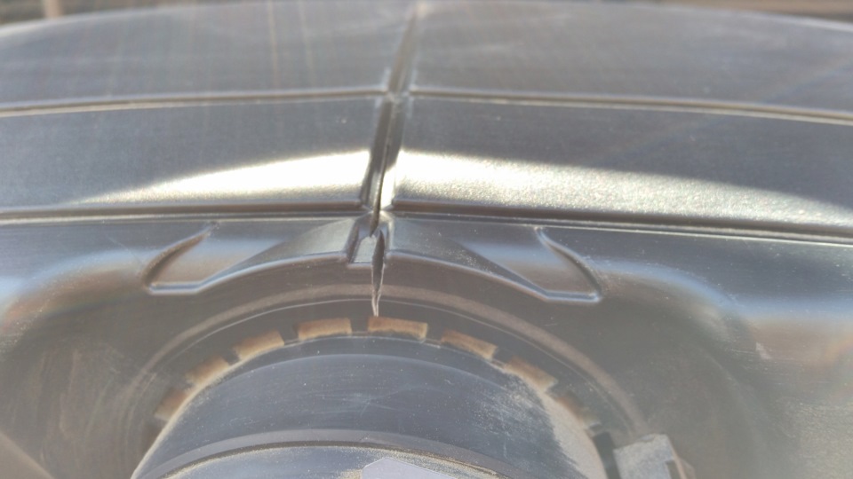 Трещина 30. Трещины в багажнике Subaru Outback. Трещина на ресивере.