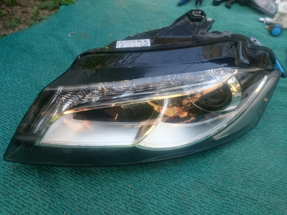 фара левая под ксенон с LED ресничками ДХО. Два крепления на месте, заднего нет — Audi A3 Sportback (8PA)