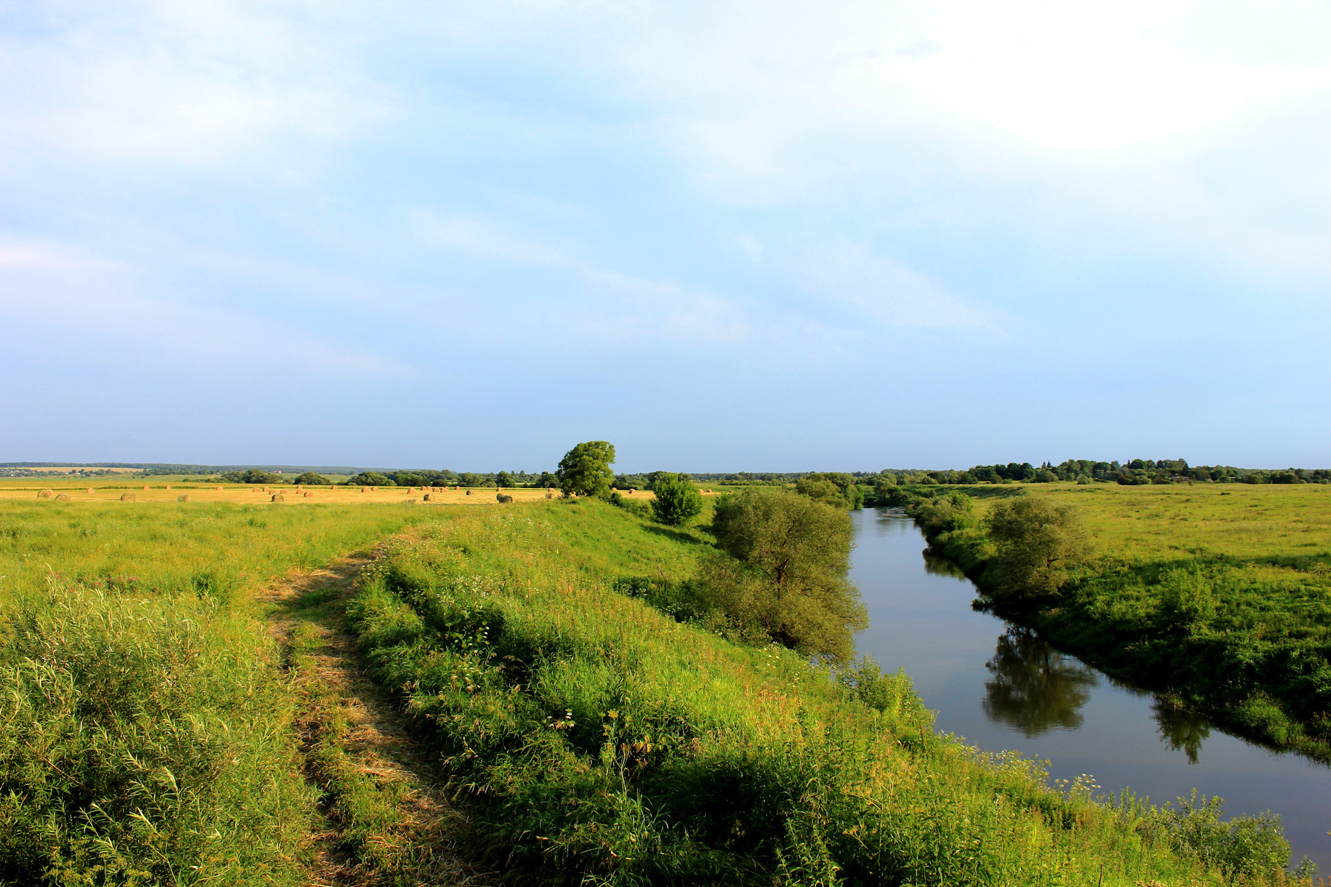 Дороги вдоль рек. Река фото. Поле вдоль реки. Вдоль реки. Вдоль речки.