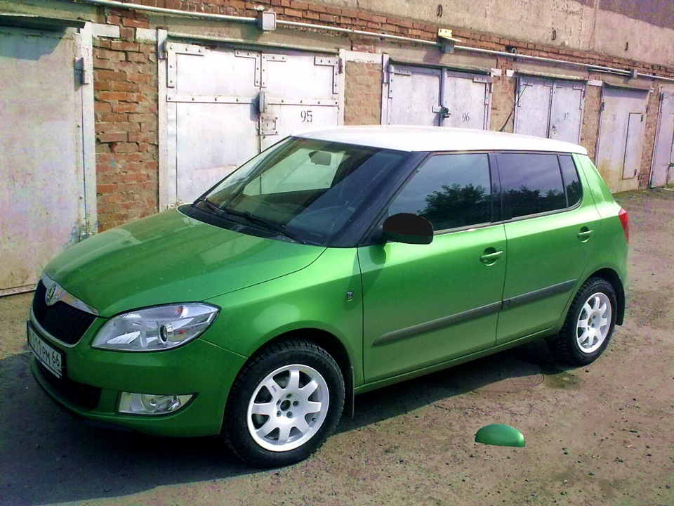 Skoda Fabia зеленая