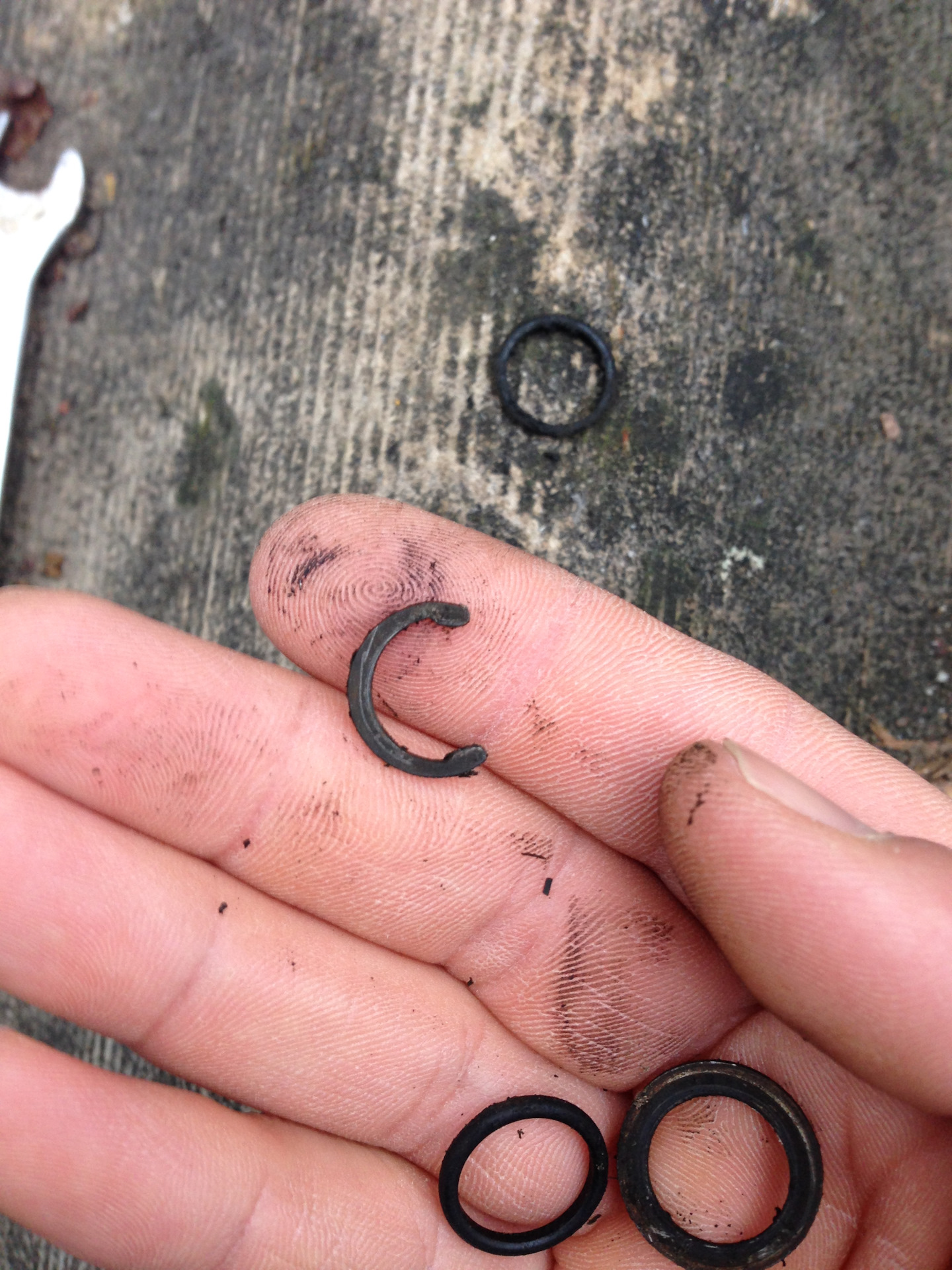 Кольцо стопорное вторичного вала уаз. Стопорное кольцо трапеции. Стопорные кольца мицубиси каризма. Стопорное кольцо дворников ваз 2110. Кольцо стопорное d5 00001-0010877-76 белзан 00001-0010877-768.