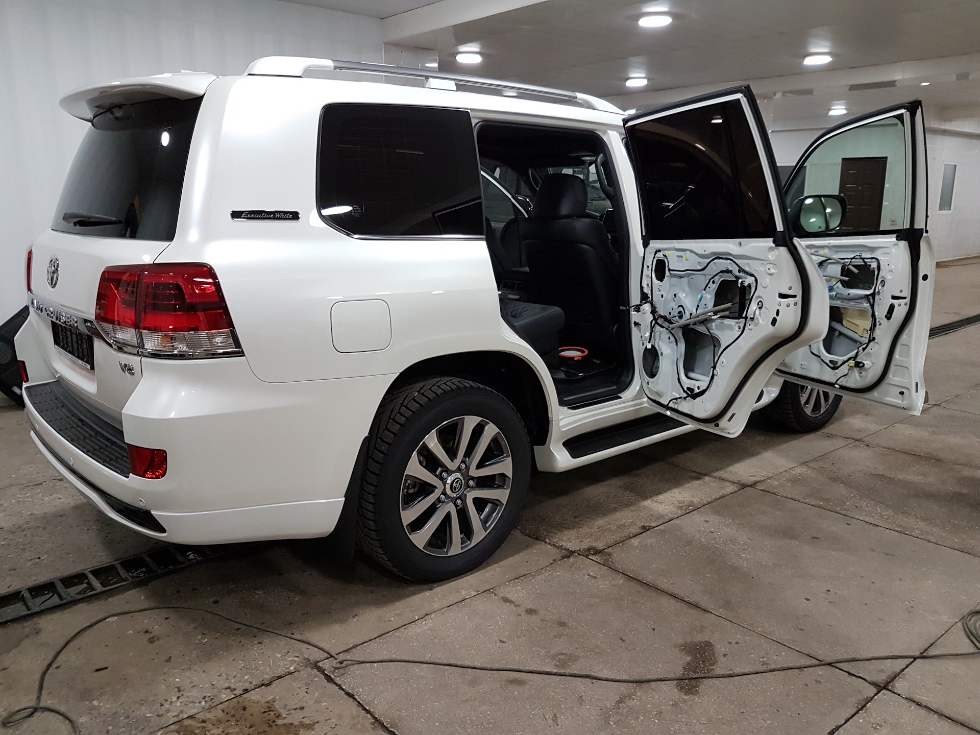 Крузер 200 бимка. Toyota Land Cruiser 200 белый. Toyota Land Cruiser 200 Executive White. Toyota Land Cruiser 200 Tuning White. Обвес Toyota Land Cruiser 200 Executive.