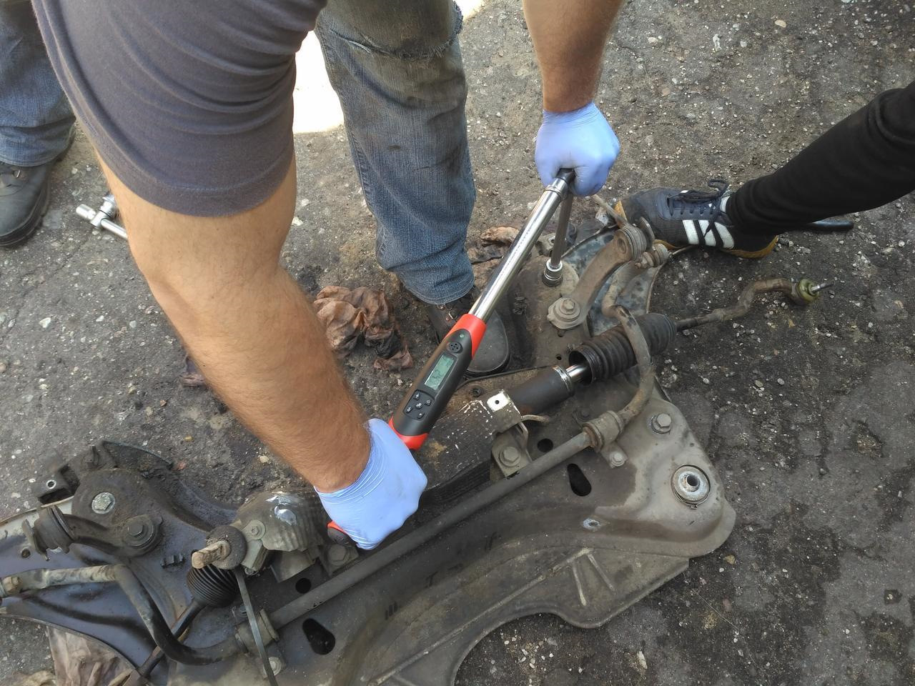Замена сайлентблоков передних рычагов, устранение люфта в рейке ...