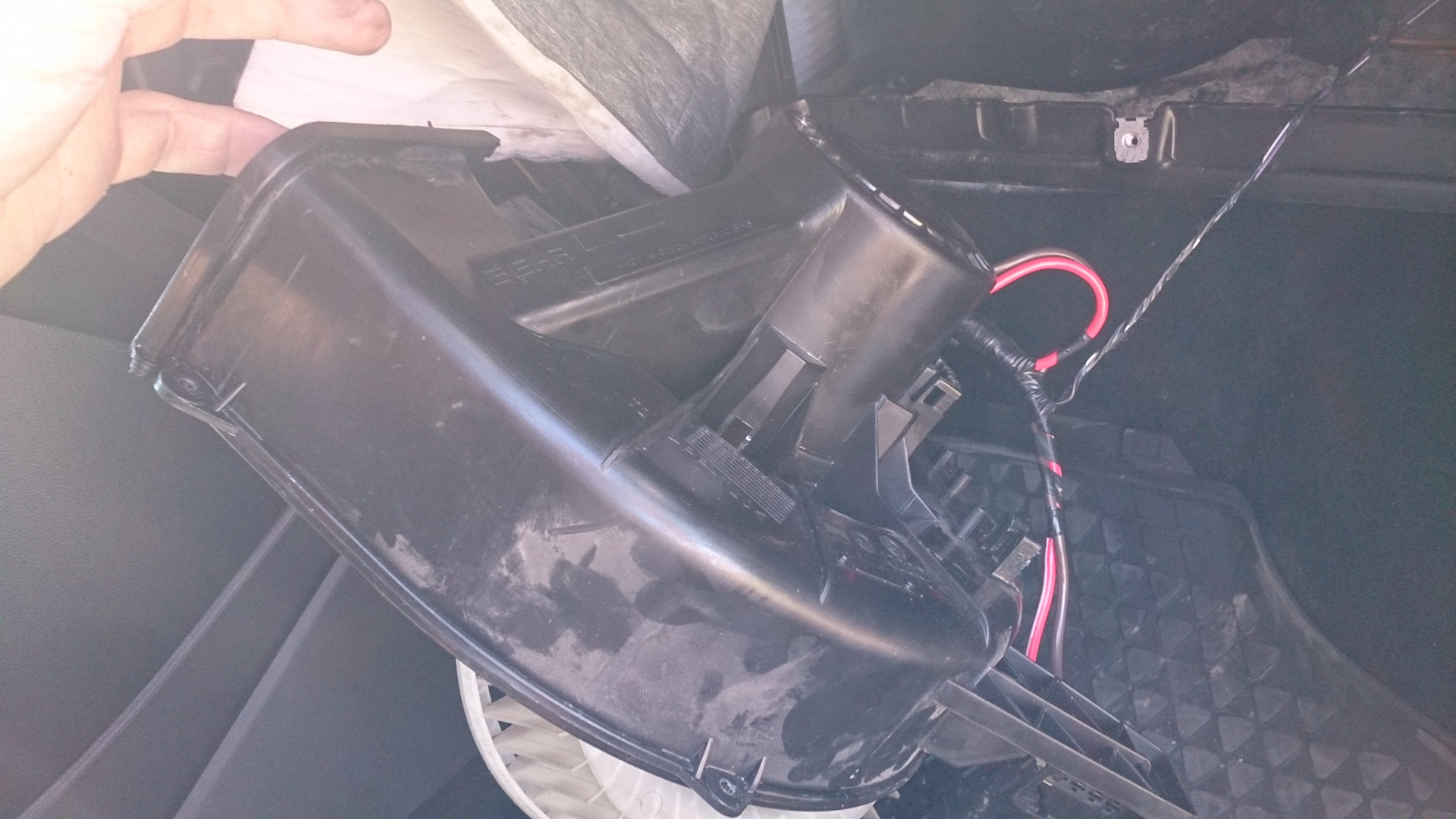 Замена радиатора отопителя поло. Снять печку поло. Резистор печки поло седан. Снять печку поло. Моторчик печки фольксваген поло.