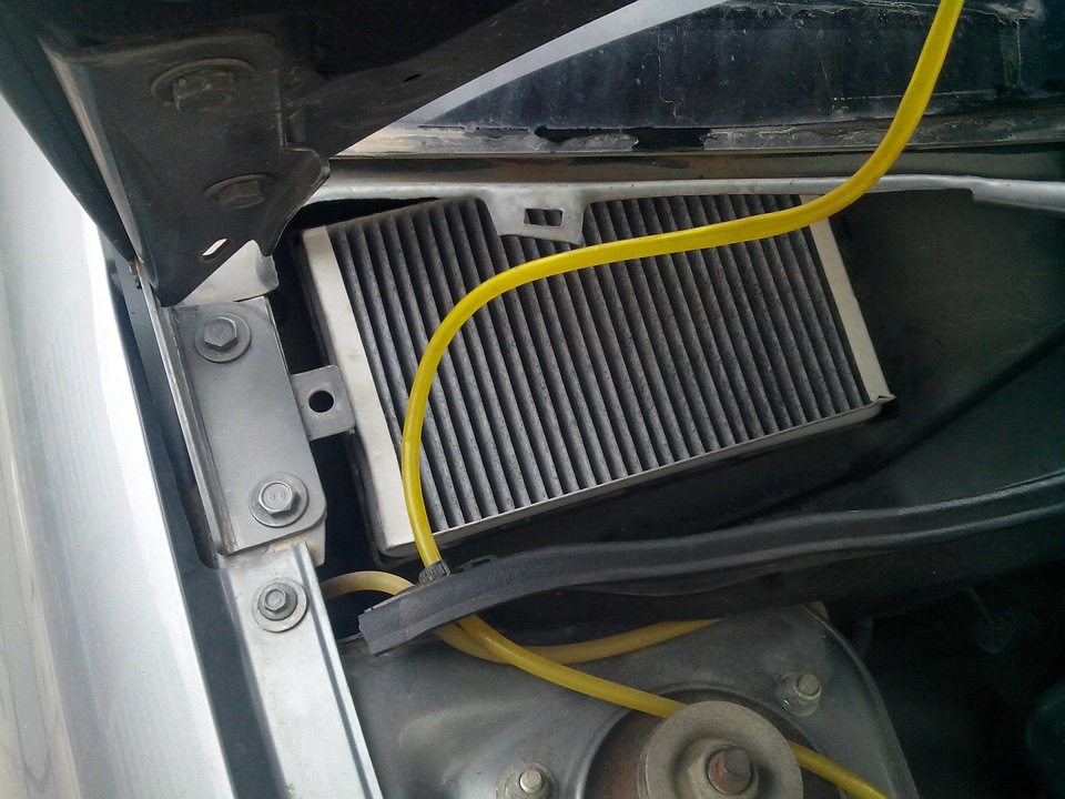 Замена ламп ближнего света, габаритных огней и салонного фильтра — Lada ...