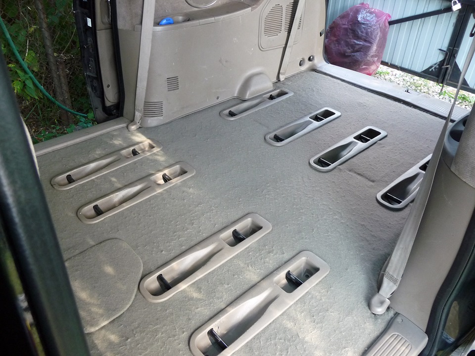 Мойка салона Карнивала моющим пылесосом — KIA Carnival (1G), 2,5 л ...