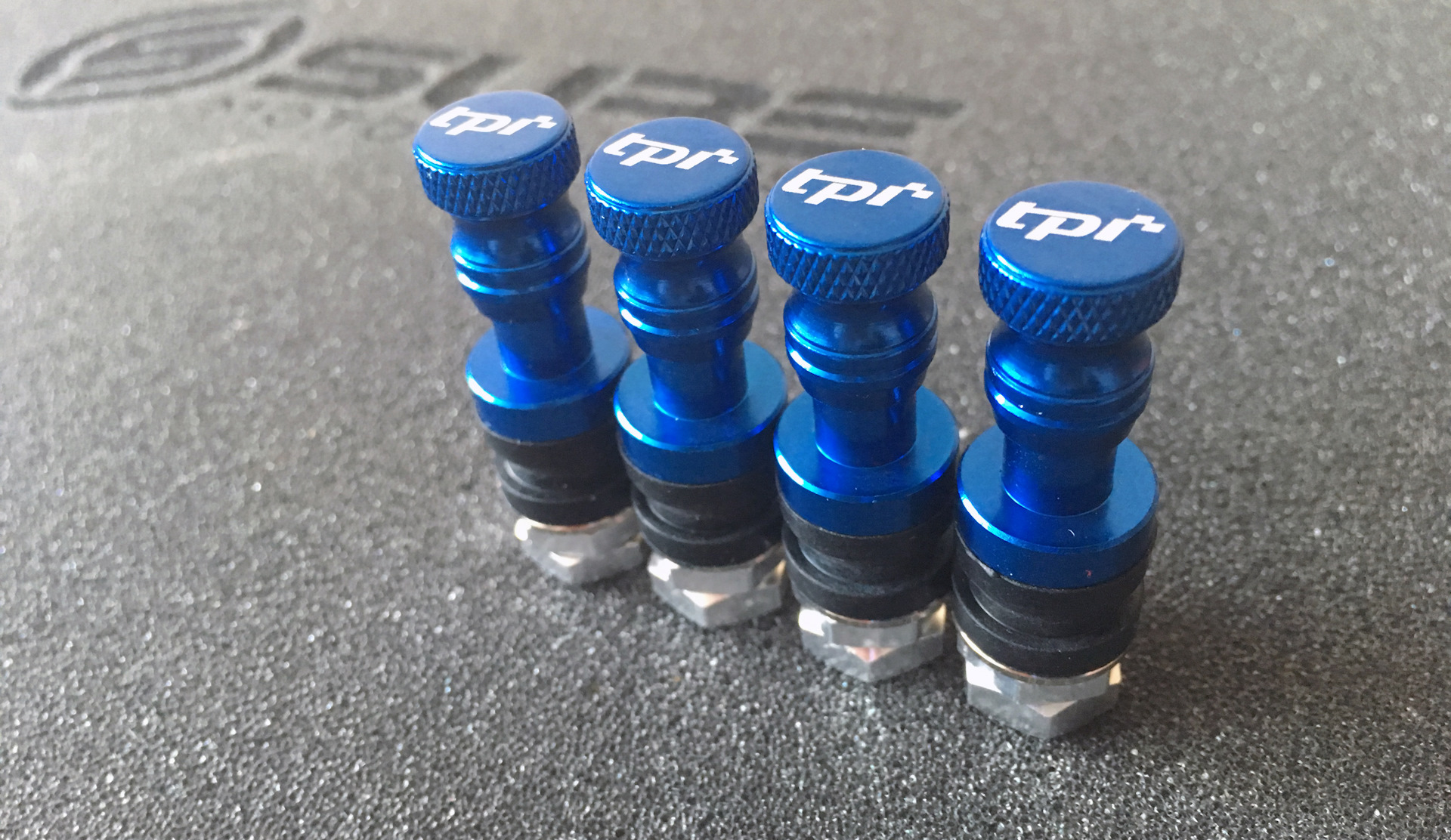 ниппель рма0009 алюминиевый. ниппеля на диски. ниппель алюминиевый tpi. ниппель алюм для бескамерных колёс, f/v, 70мм, черный, пара. колпачки tpi на ниппель.