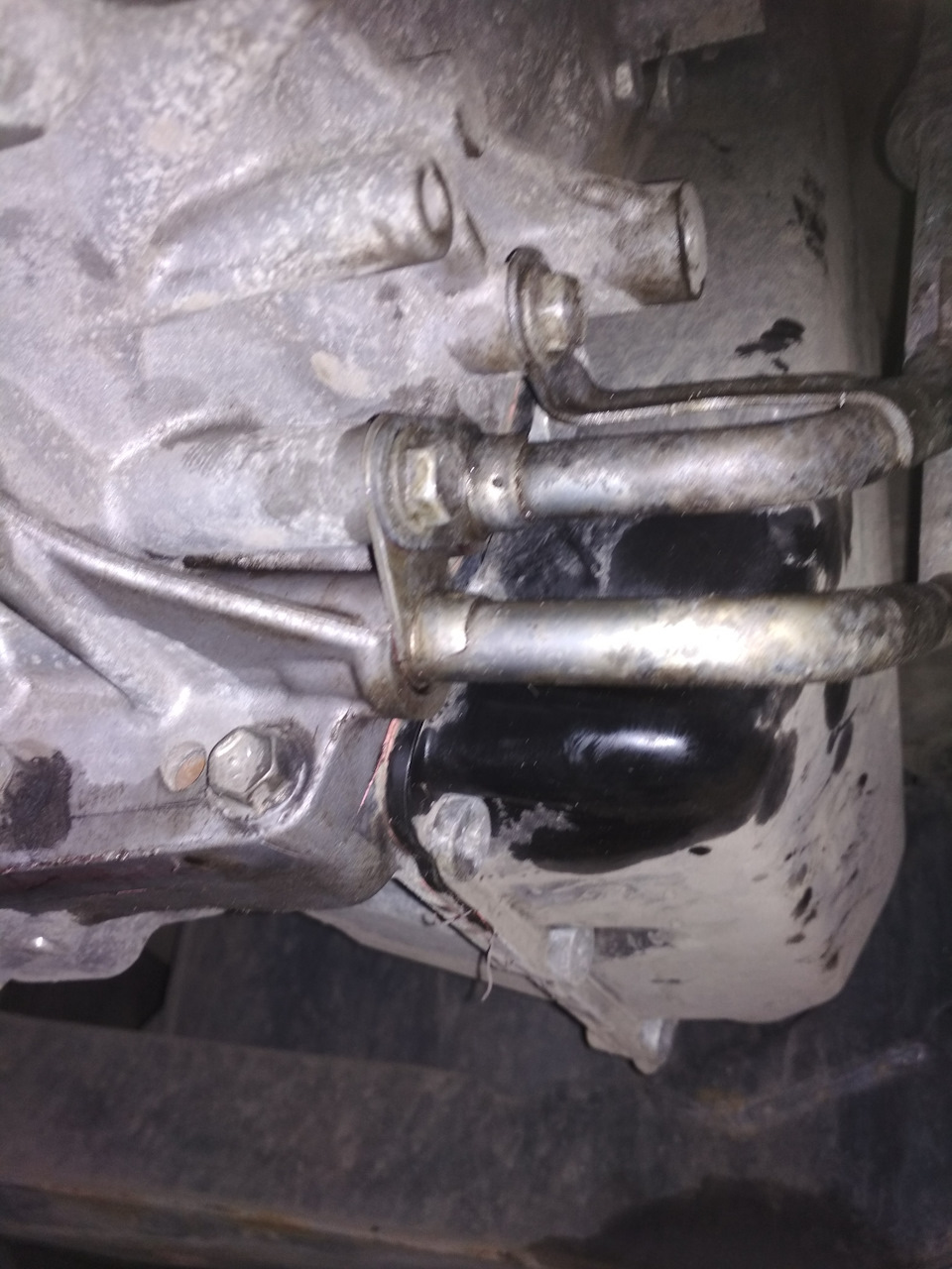 Чтобы снять нижнюю трубку, нужно открутить и снять и верхнюю. — Ford S-Max (1G)