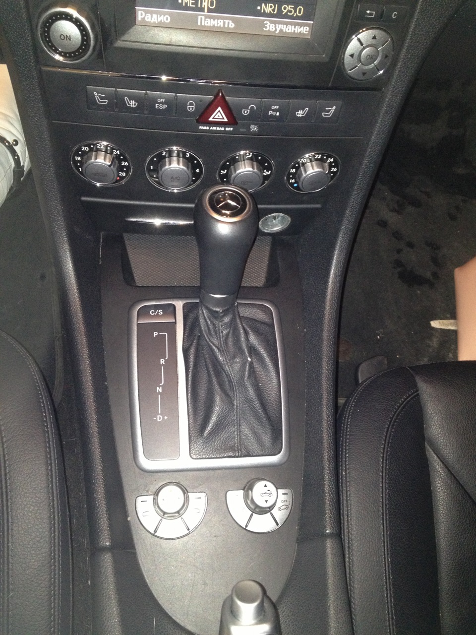 Мафон извлекли из автомобиля, теперь ковыряем сам cd-чейнджер ...