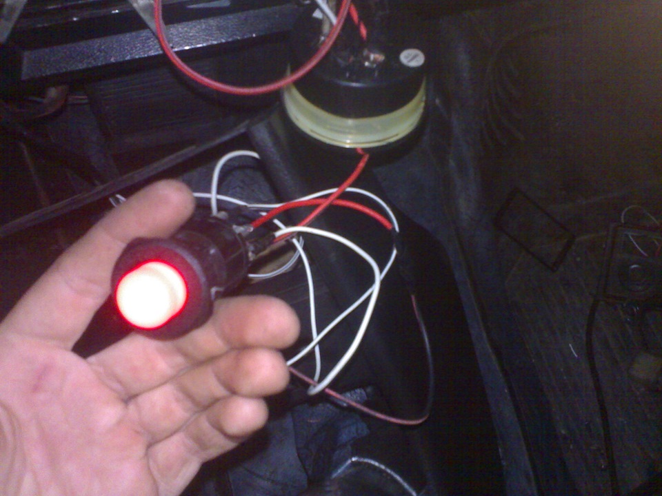 Толя подключил к батарейке красную лампочку. Аварийная сигнализация на ВАЗ 2101. Лампочка стоп сигнала ВАЗ 2101. Кнопка аварийки ВАЗ 2106. Лампочка в кнопку аварийки ВАЗ 2106.