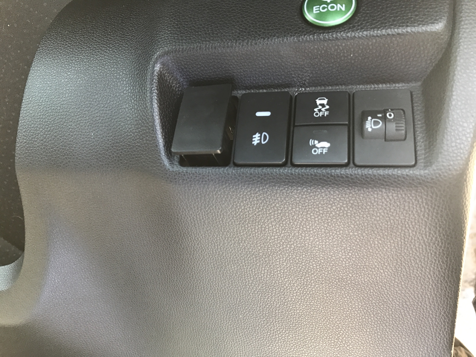 Хонда фит предохранитель прикуривателя. Юсб зарядка в авто Honda Fit drive2. Прикуриватель Хонда фит.