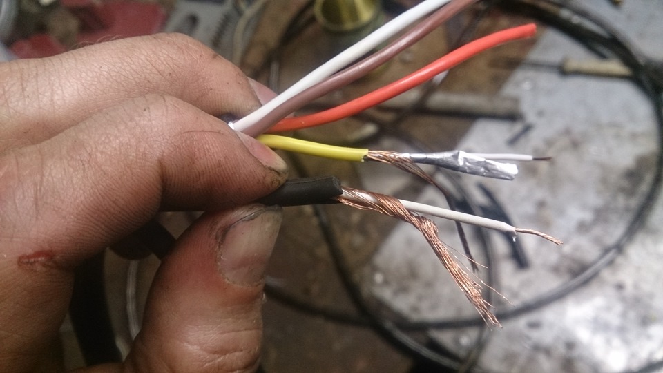 Подключаем сабвуфер к штатному магнитолу Lada Приора седан, 1,6 л, 2014 года а