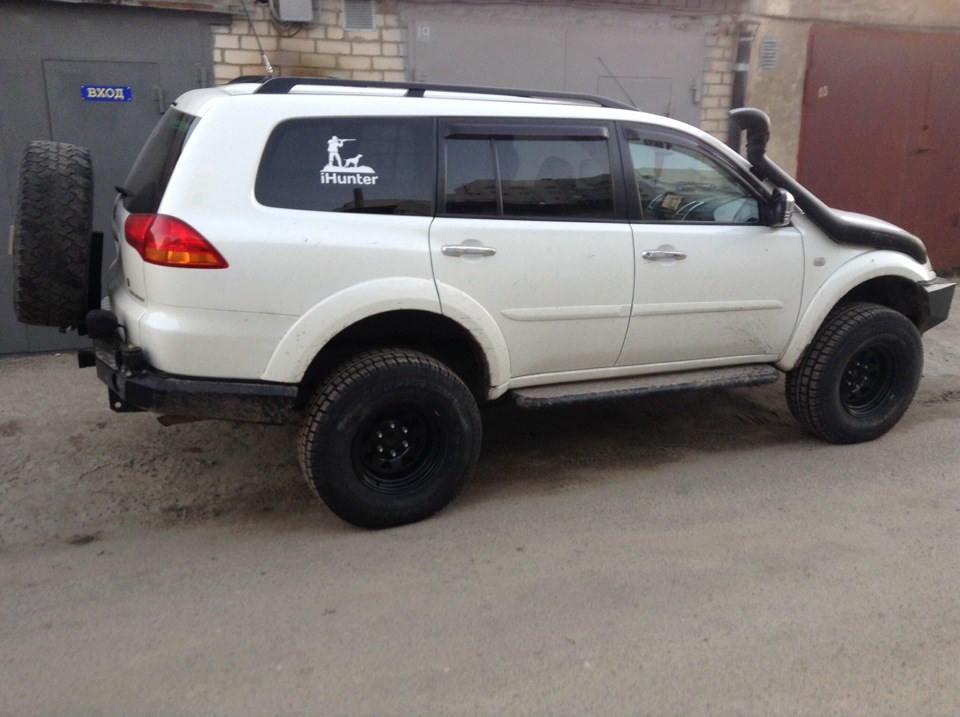 Диски pajero sport 2. Mitsubishi Pajero Sport 2 колеса. Паджеро спорт 2 на штампах. Белый Паджеро спорт 2 на черных дисках.