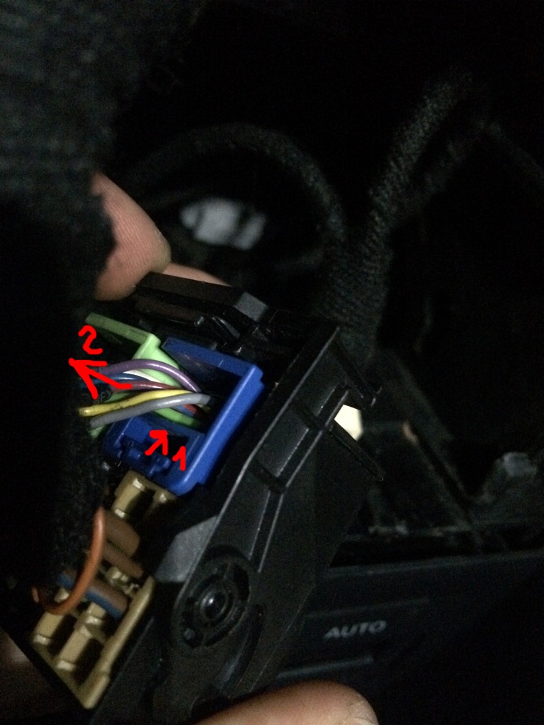 Отжав язычок тянем на себя — Audi A4 (B7)