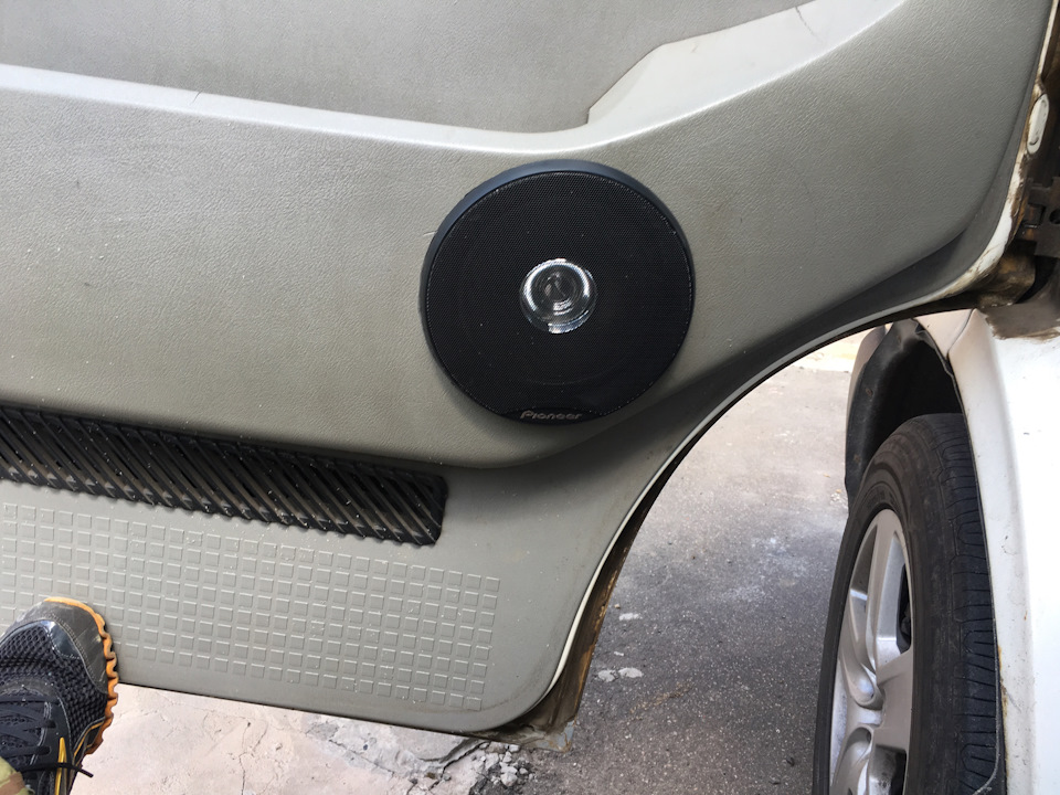 Подиумы на фольксваген транспортёр т5. Подиумы vw t4. Подиумы для динамиков vw t4. Подиумы дверей т4 фольксваген транспортер. Дверные карты под автозвук т4 фольксваген.