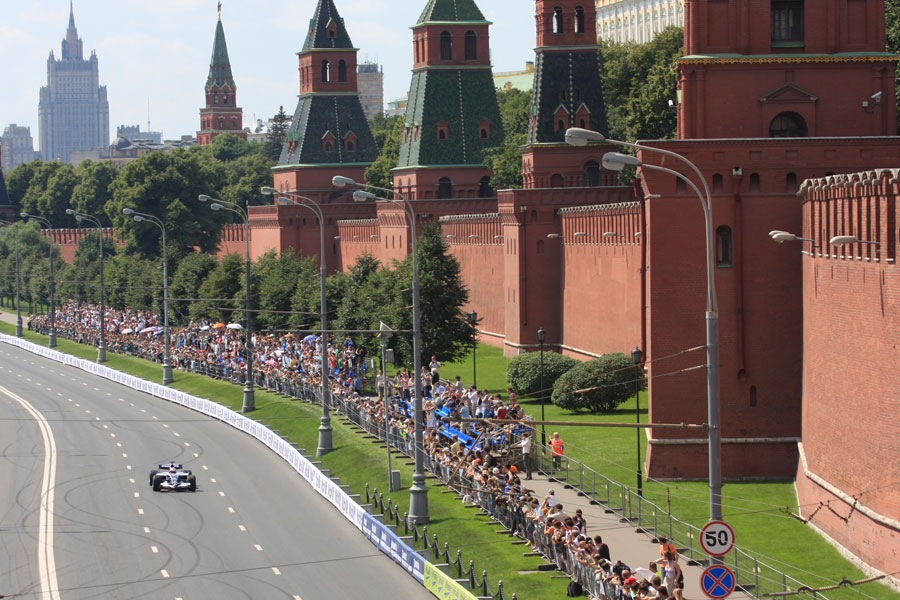 Покажи точную. Moscow City Racing 2012. Забор вокруг Кремля. Ограждение вокруг Кремля. Формула один вокруг Кремля.