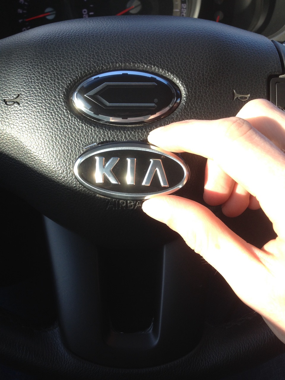 Шильдик на руль. Шильдик на руль Kia Sportage 3. Киа СИД 2 шильдик на руль. Kia Ceed 2 шильдик на руле. Шильда Киа Рио 2015 на руль.
