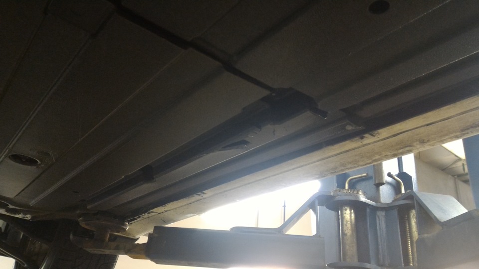 правая часть, ближе к переду — Hyundai i40