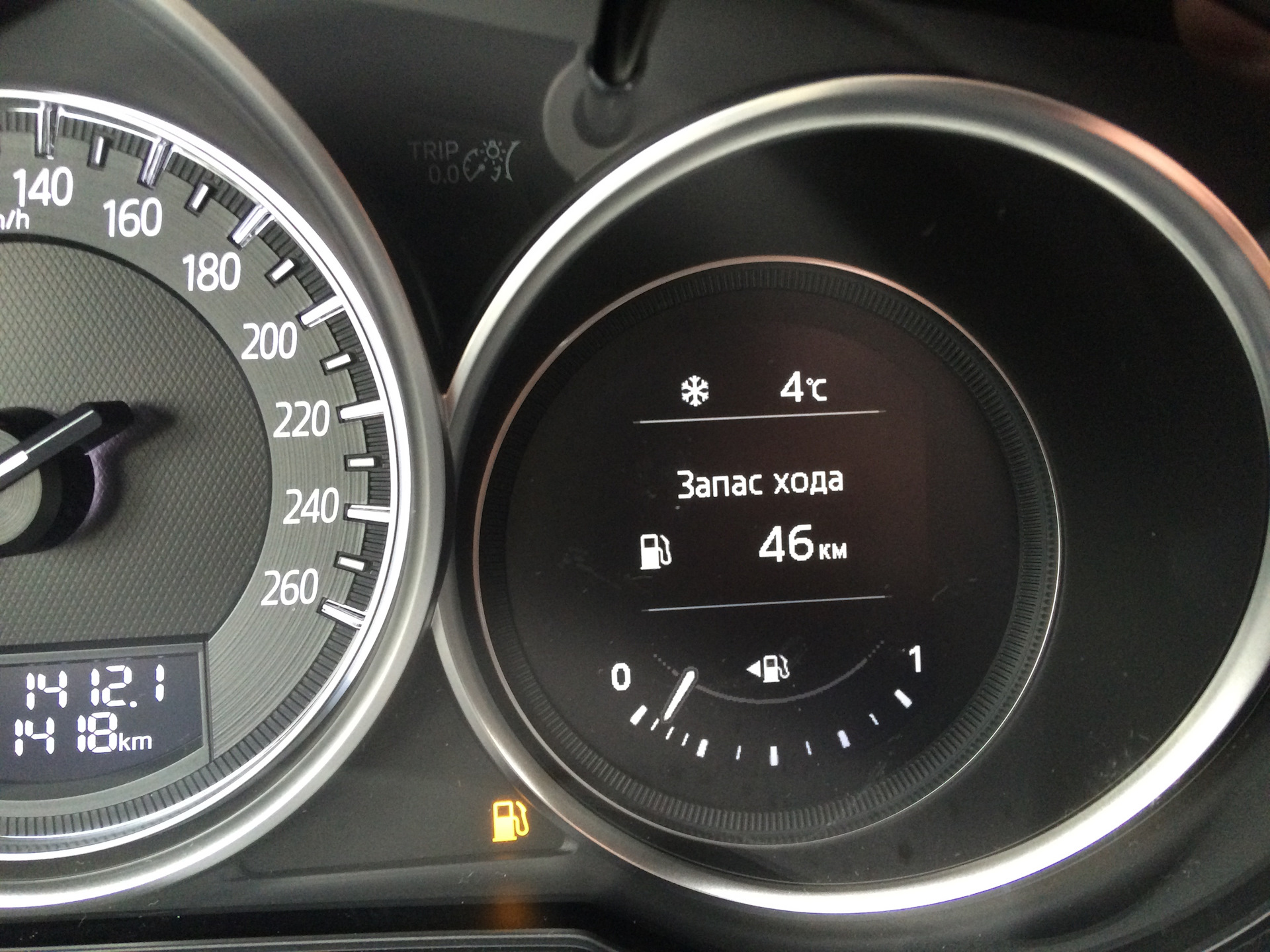 Запас хода ли. Мазда СХ 5 уровень топлива. Лампа низкого уровня охлаждающей жидкости Мазда СХ 5. Индикатор расхода топлива Мазда сх5. Mazda cx5 полный бак запас хода.