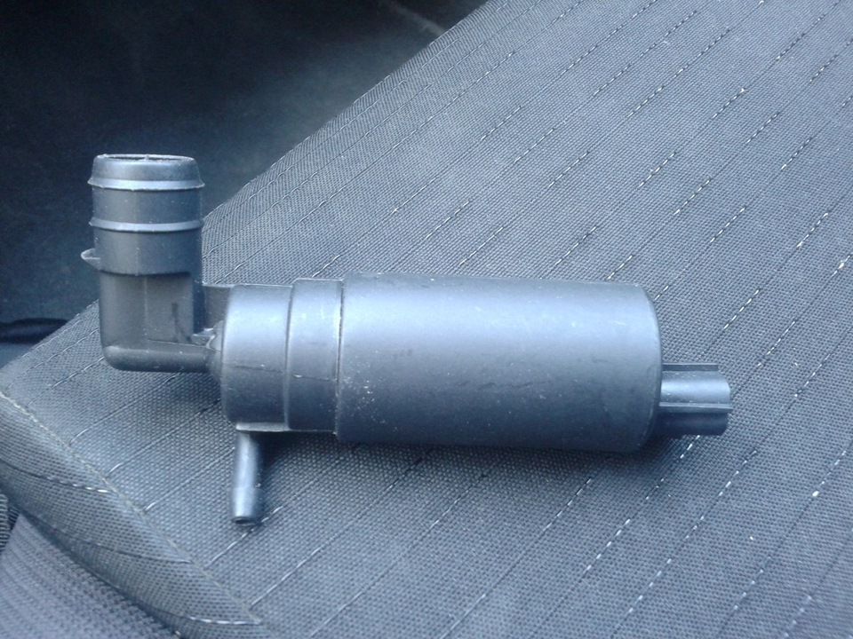 Замена насоса омывателя и клапана — Toyota Corolla (120), 1,8 л, 2002 ...