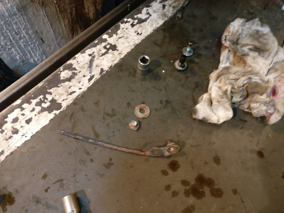 сломанный болт и закладная гайка с куском болта — Toyota Corolla (140/150)