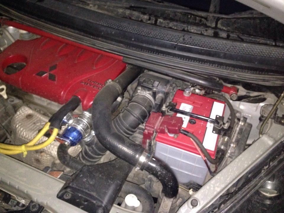 Митсубиси кольт аккумулятор. Мицубиси кольт 2006 аккумулятор. Аккумулятор на митсубиси кольт 2003 года. Mitsubishi colt аккумулятор. Акб кольт 2007.