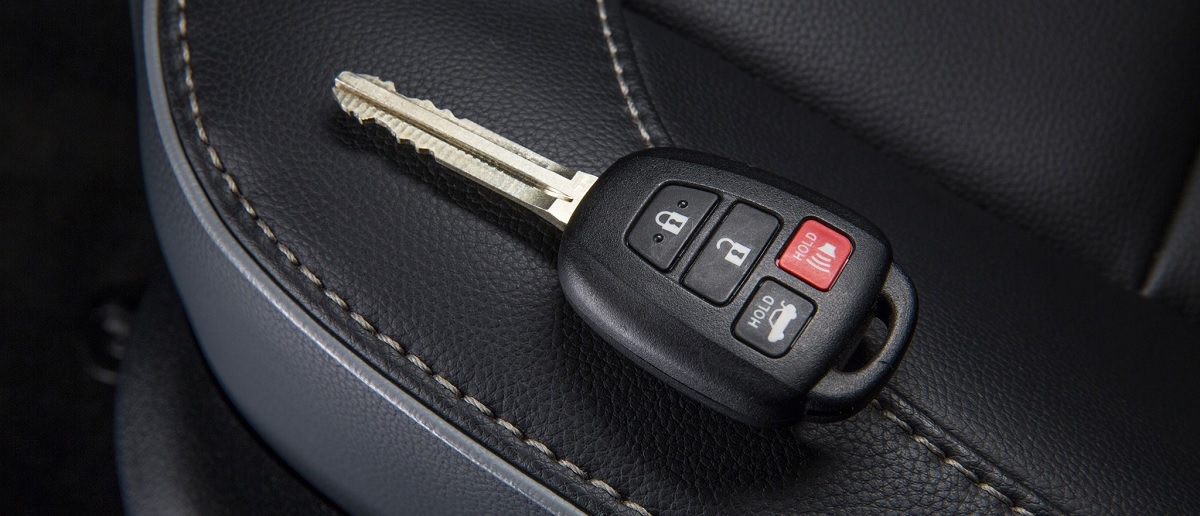 Ключ зажигания honda. В какую сторону поворачивать ключ зажигания. Авто ключ зажигания. Завести авто. Поворачивает ключ зажигания.