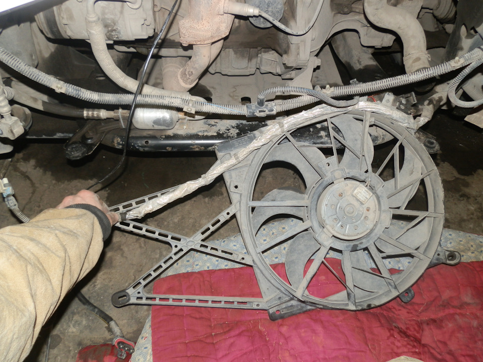 Жгут проводов климатической установки монтирую на вентилятор — Opel Astra G