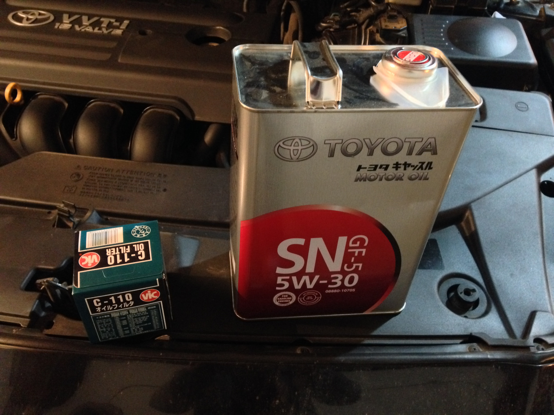 Какое масло залить в авенсис. Toyota Avensis доливка масла. Масло для Toyota Avensis в двигатель фото.