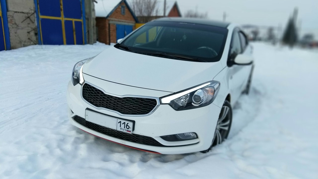 Kia Cerato 2012 белая с черной крышей