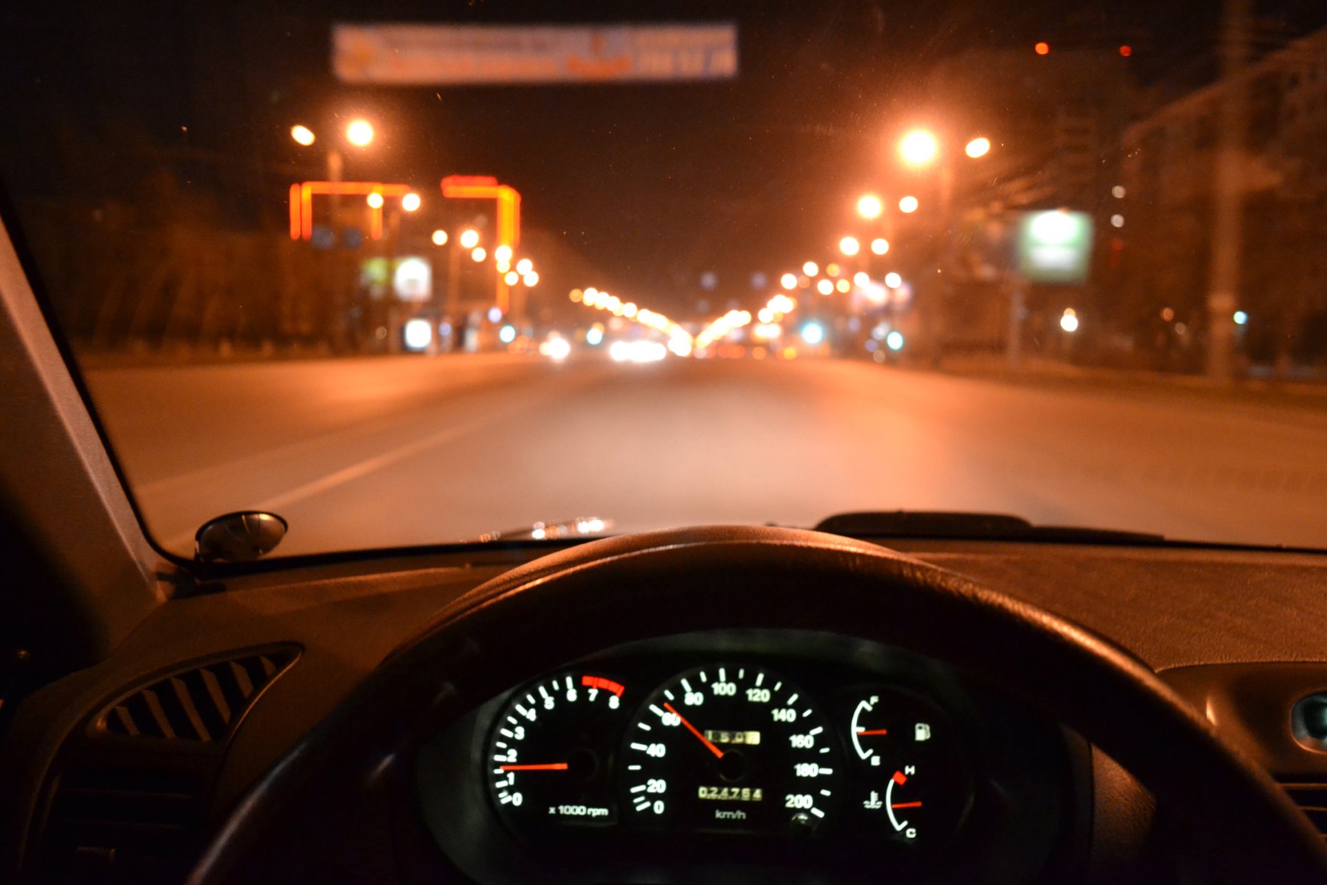 Автомобиль ночью на дороге