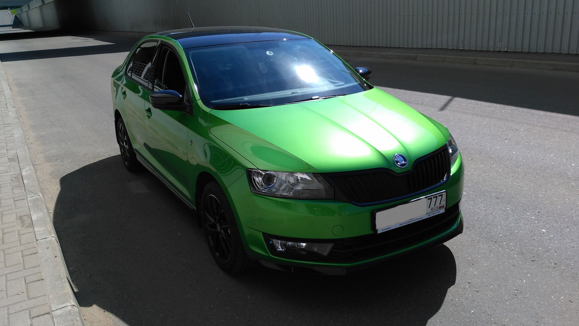 Skoda Rapid зеленая