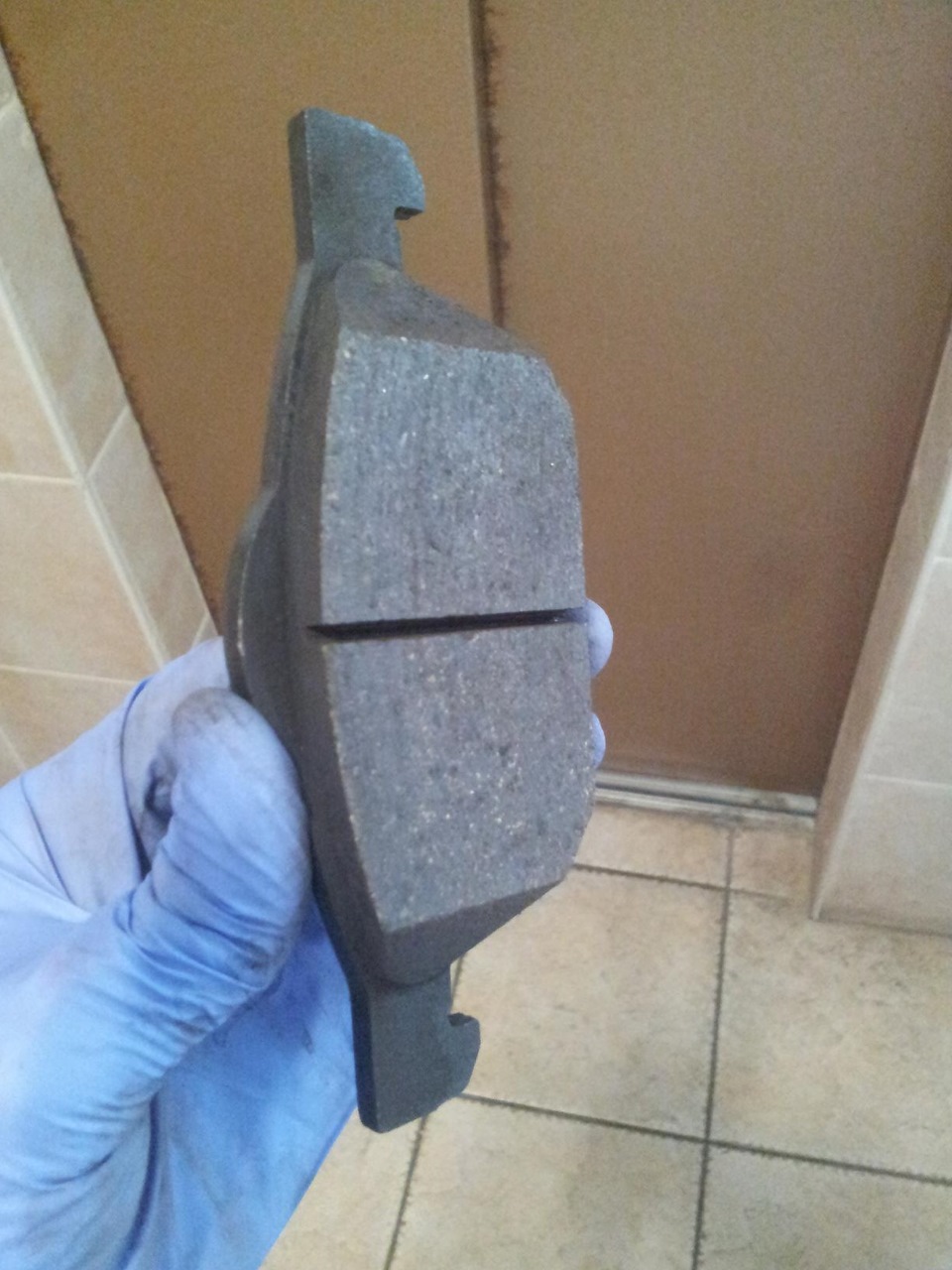 Оригинальная колодка от мкпп. посередине накладки видна прорезь — Honda Civic Hatchback (9G)