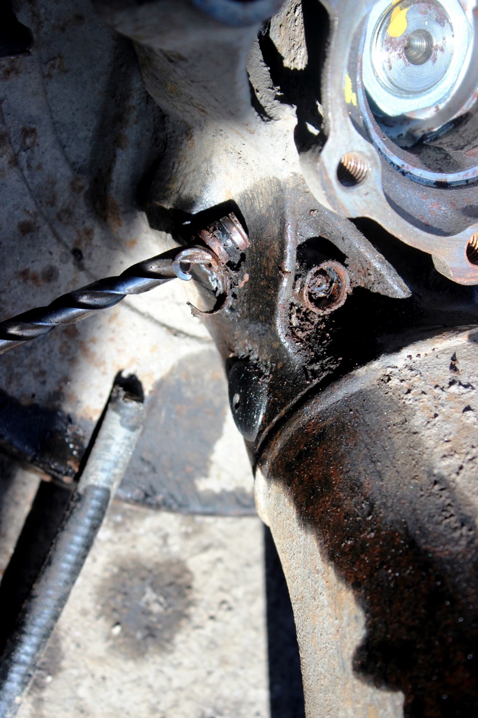 Запрессовка новых сайлентблоков в заднюю балку и удаление остатков ...