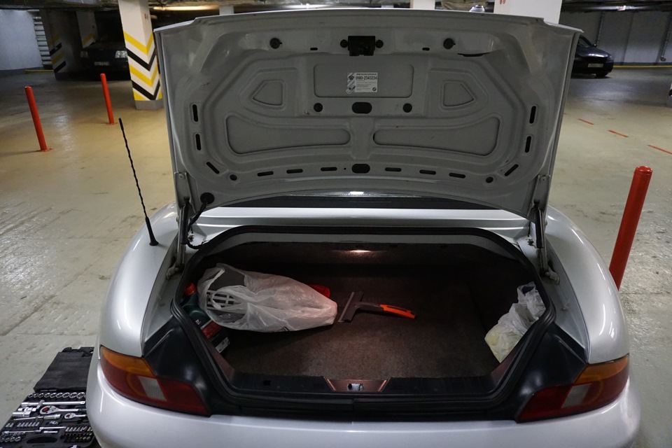 Не работает багажник бмв. БМВ z4 багажник. Доводчик крышки багажника BMW f34 Brose без крышки. Крышка багажника BMW z3. Строение багажника БМВ 2.