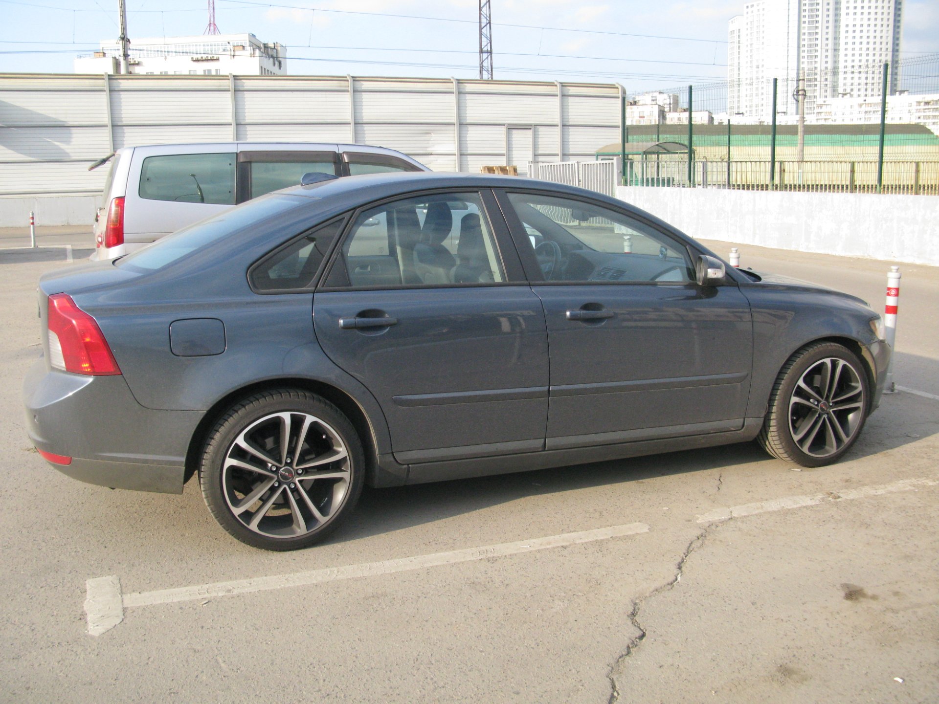 18 40 фото. Вольво s40 на r18. Volvo s40 II r18. Volvo s40 r16. Volvo s40 225/40 r18.