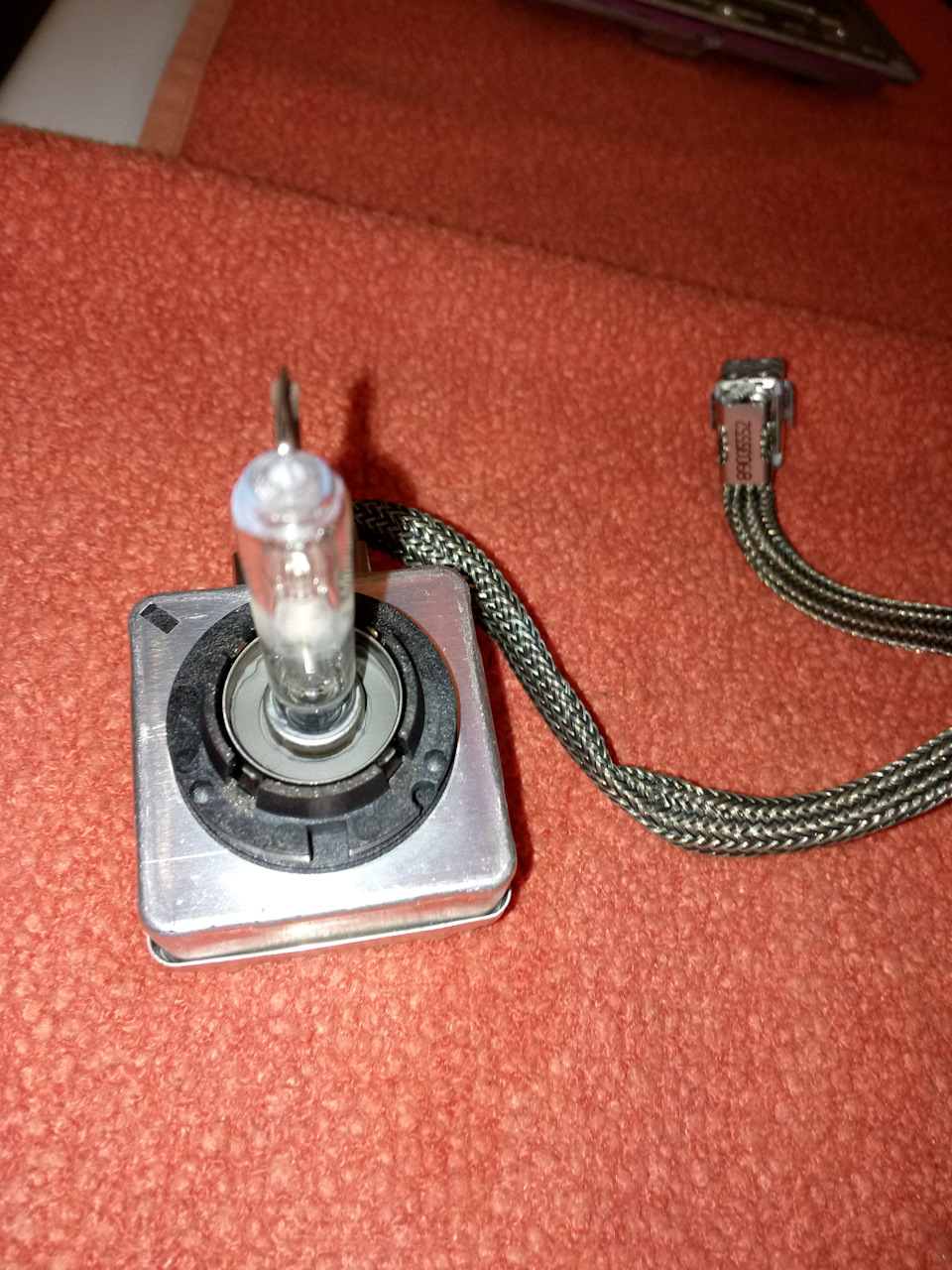 Лампочка ксеноновая моргает, то светится, то нет. 3 раза и потухает ...