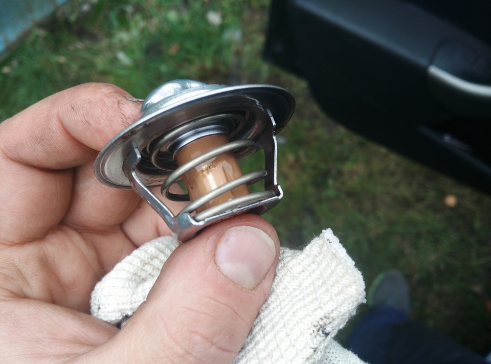 термостат от ларгуса — Renault Sandero 1G, 1,4 л, 2011 года | своими ...