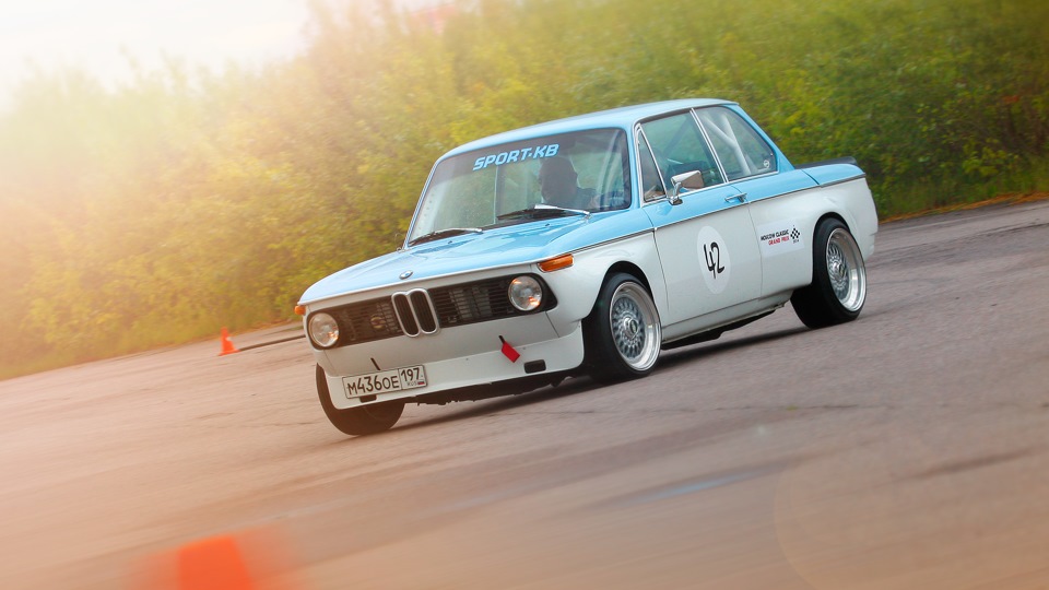 BMW 2002 stance