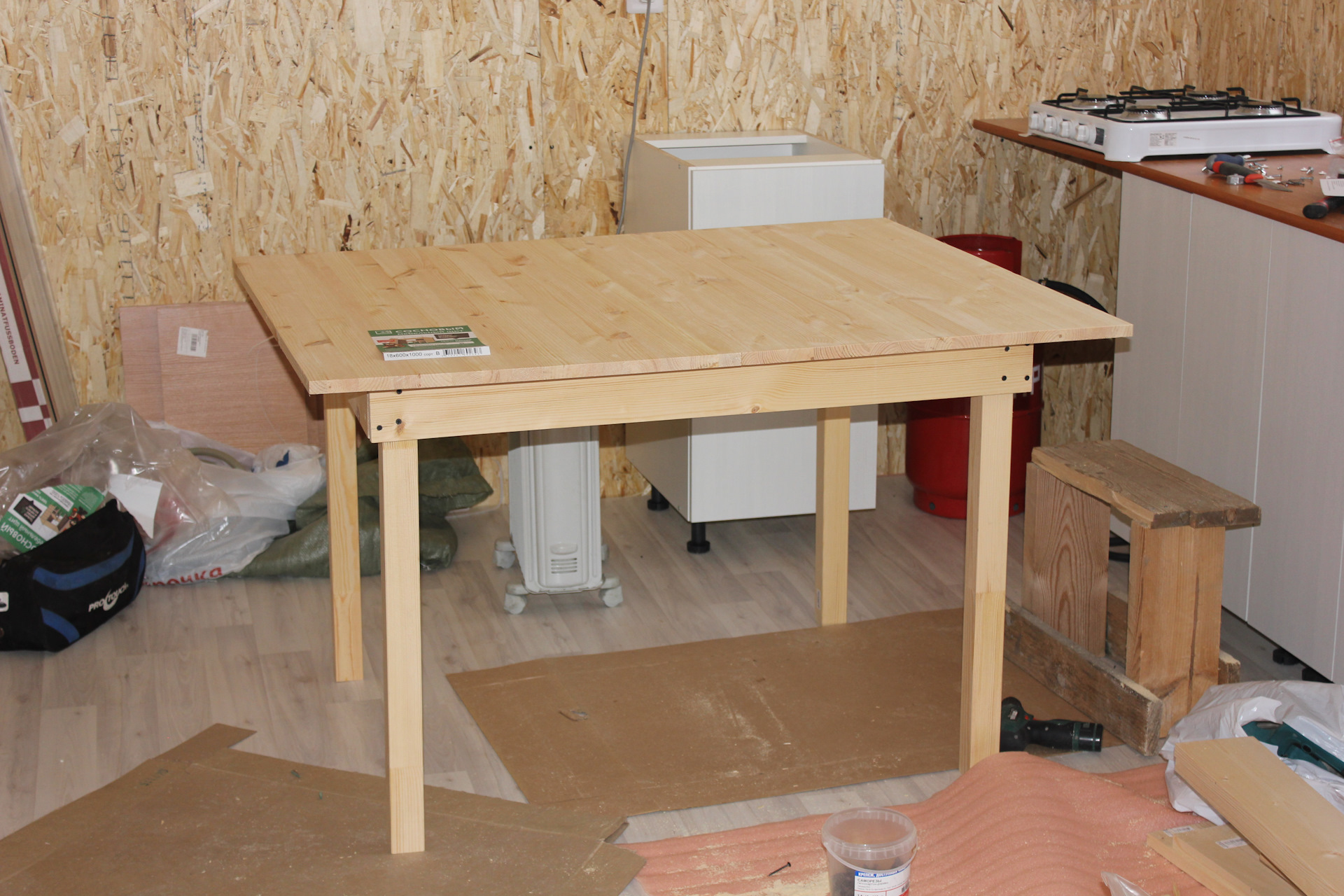 сделать кухонный стол из дерева