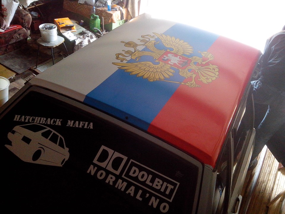 Наклейка на крышу. Наклейка на крышу автомобиля. Флаг на крыше авто. Российский флаг на крыше авто. Машина с российским флагом.