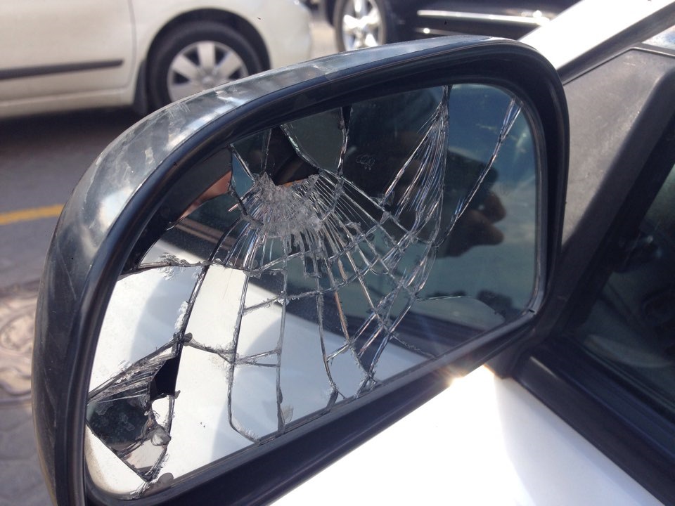 Трещина на зеркале. Зеркала автомобиля разбитые. Сломанное зеркало на машине. Машина с разбитыми зеркалами. Разбилось стекло зеркала регистратора.