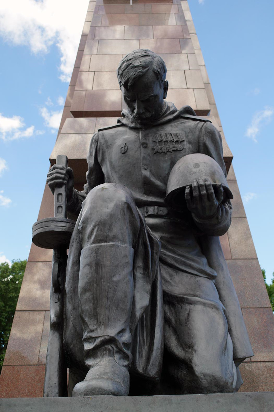 советский солдат в трептов парке