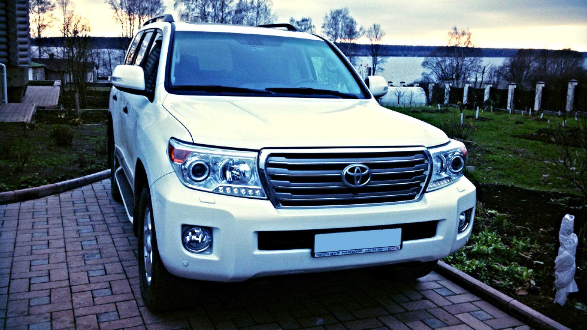 Toyota Land Cruiser 200 4.6 бензиновый 2014 | Super White на DRIVE2