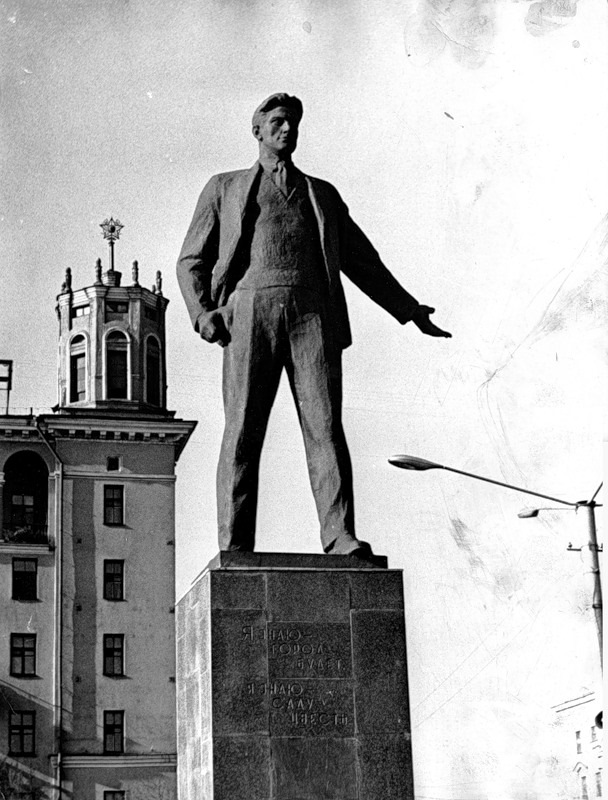 Маяковский в москве фото