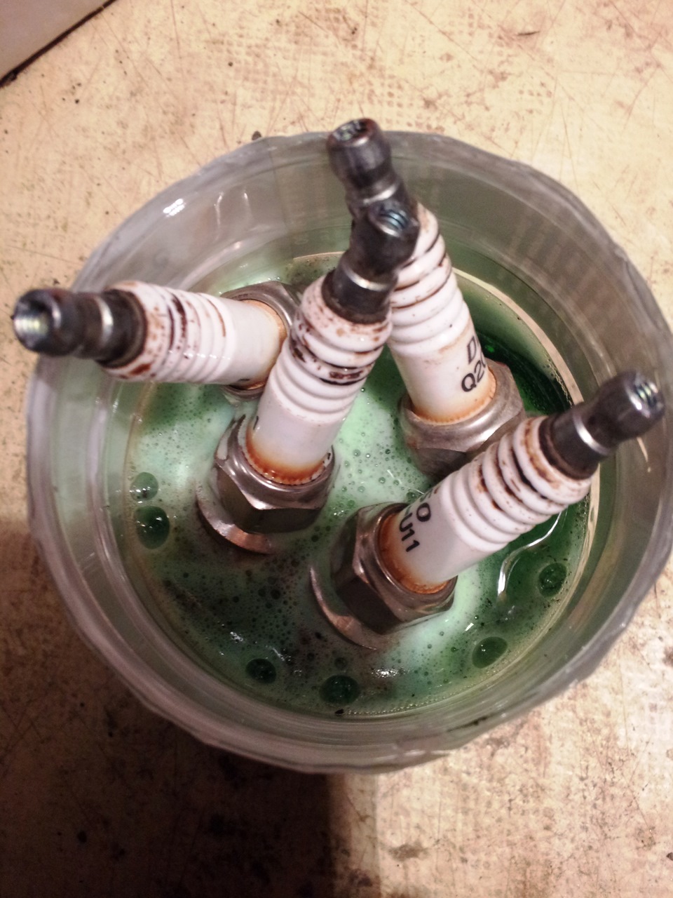 залитые свечи зажигания. промывка свечей. средство для очистки свечей зажигания от нагара. промывка свечей. чистка свечей зажигания в домашних.